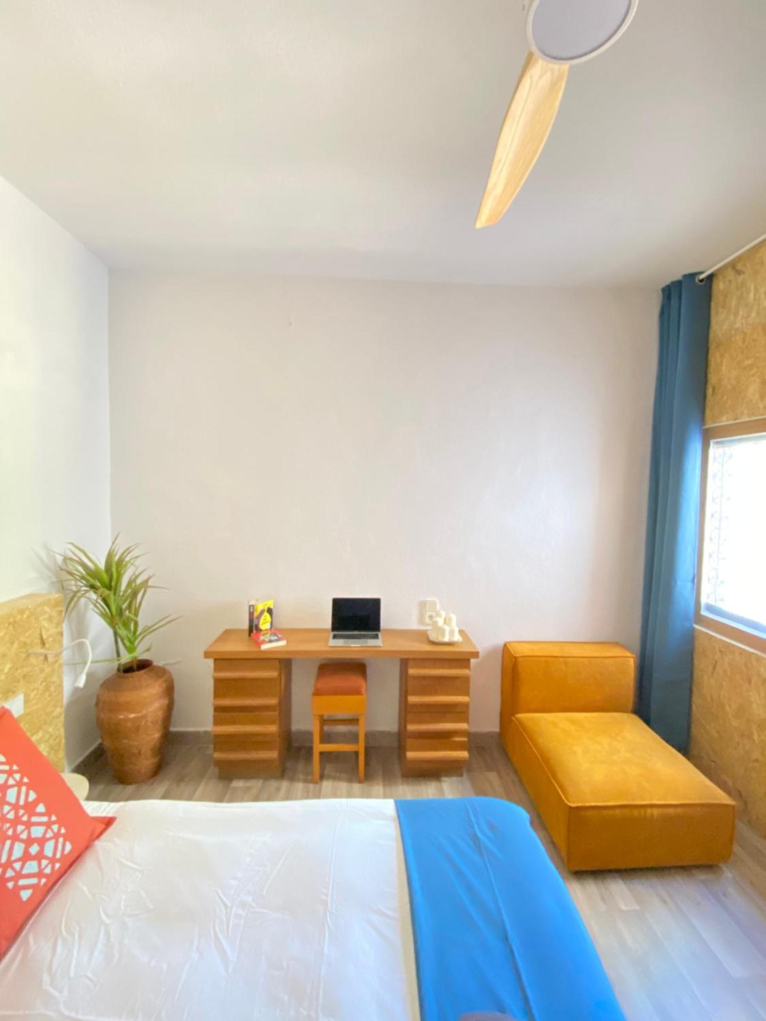 Pink Lemon House Bed & Breakfast เอลเช ภายนอก รูปภาพ